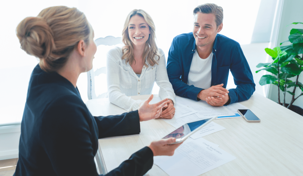 faq-mann-und-frau-bei-beratung