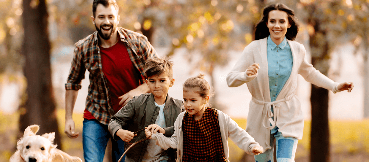 oben-familie-und-hund-springen