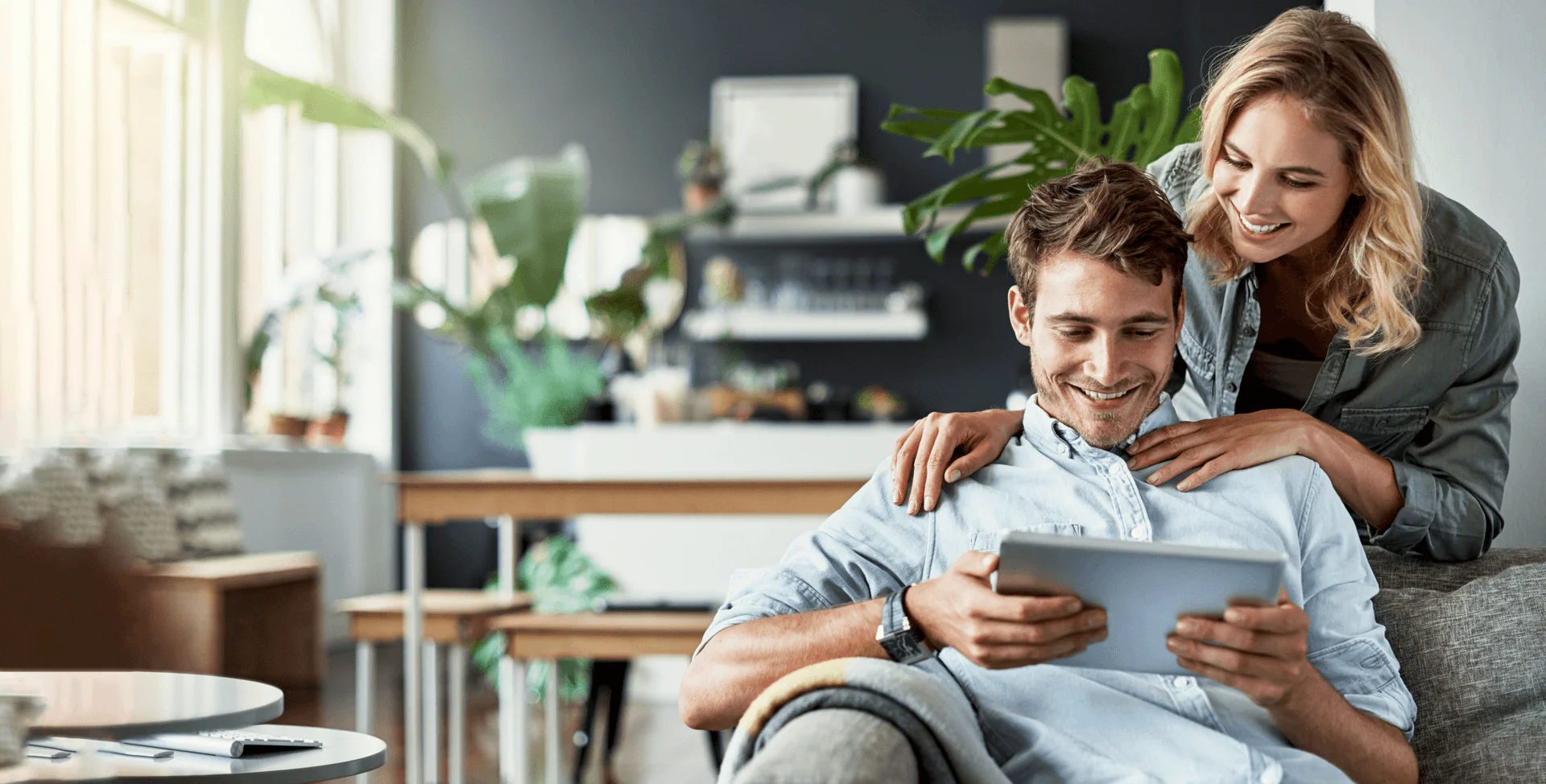 faq-frau-und-mann-mit-tablet