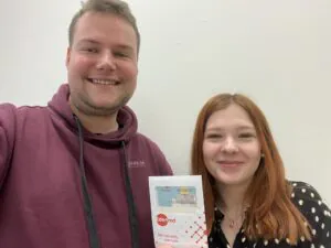 Martin-Kliment-ueberreicht-Gutschein-an-Kristina-Kralik